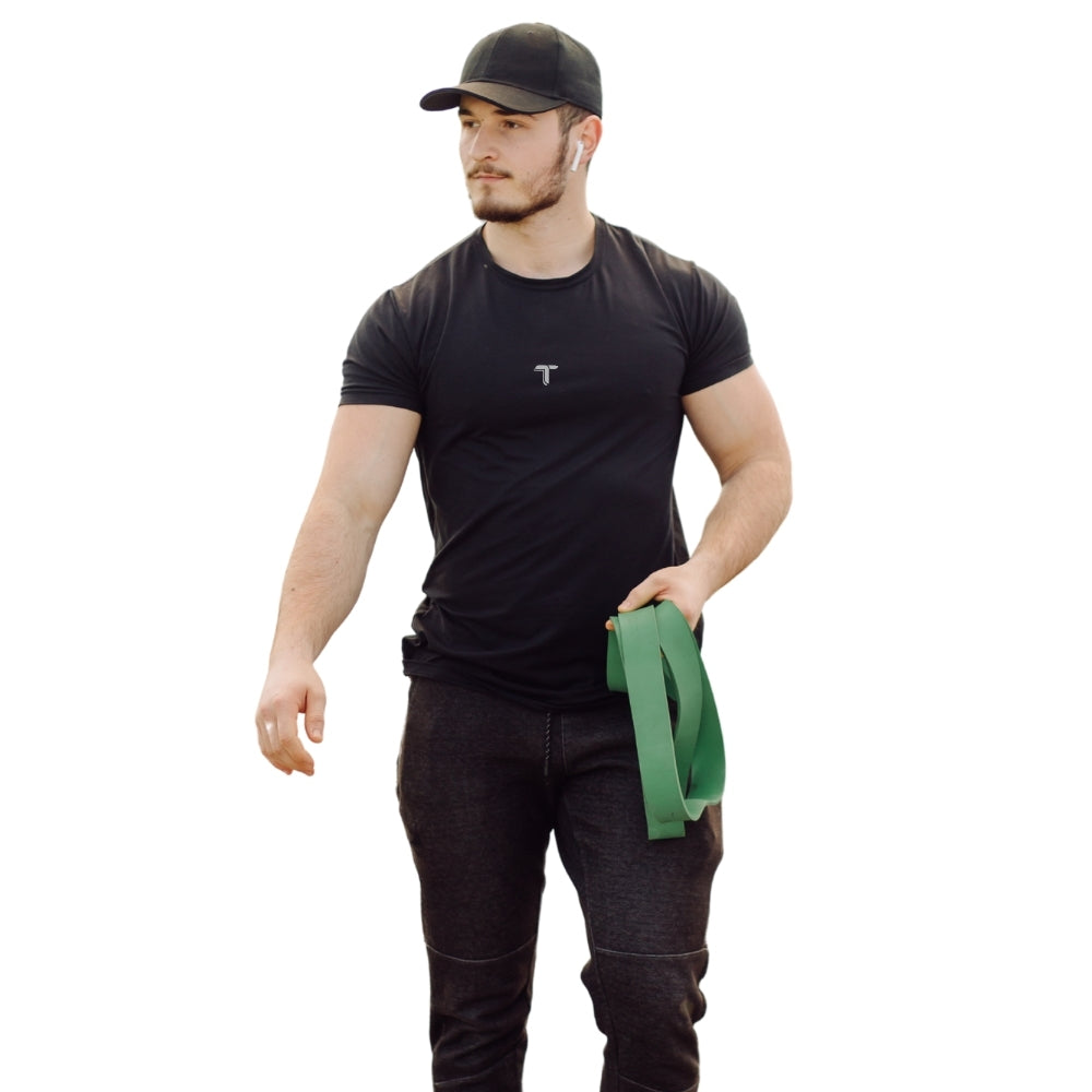 Prendas deportivas At Fit Sport con empaque de regalo sobre un escritorio de oficina