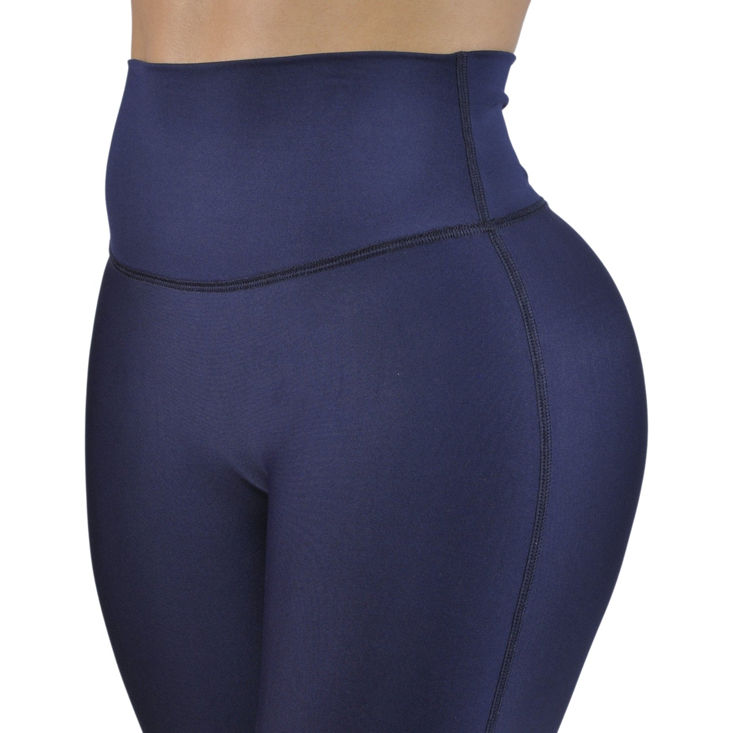 Mujer colombiana en sentadilla profunda con leggings deportivos negros At Fit Sport en un gimnasio