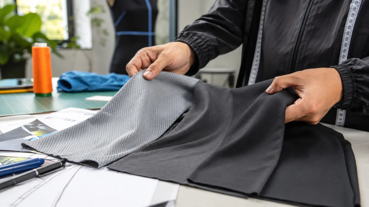 Comparación de telas deportivas técnicas con distintos gramajes en estudio de diseño colombiano
