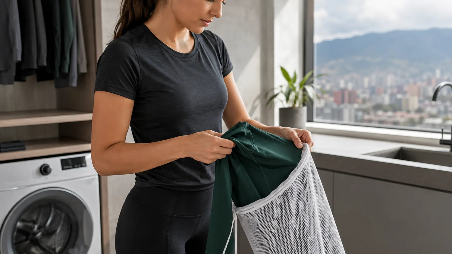 Mujer preparando leggings técnicos al revés en una bolsa de lavado para prevenir el pilling