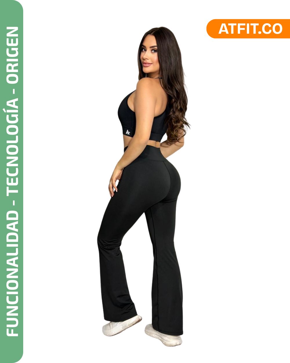 Conjunto deportivo mujer leggings bota campana y top squat proof, vista lateral — At Fit Sport Colombia