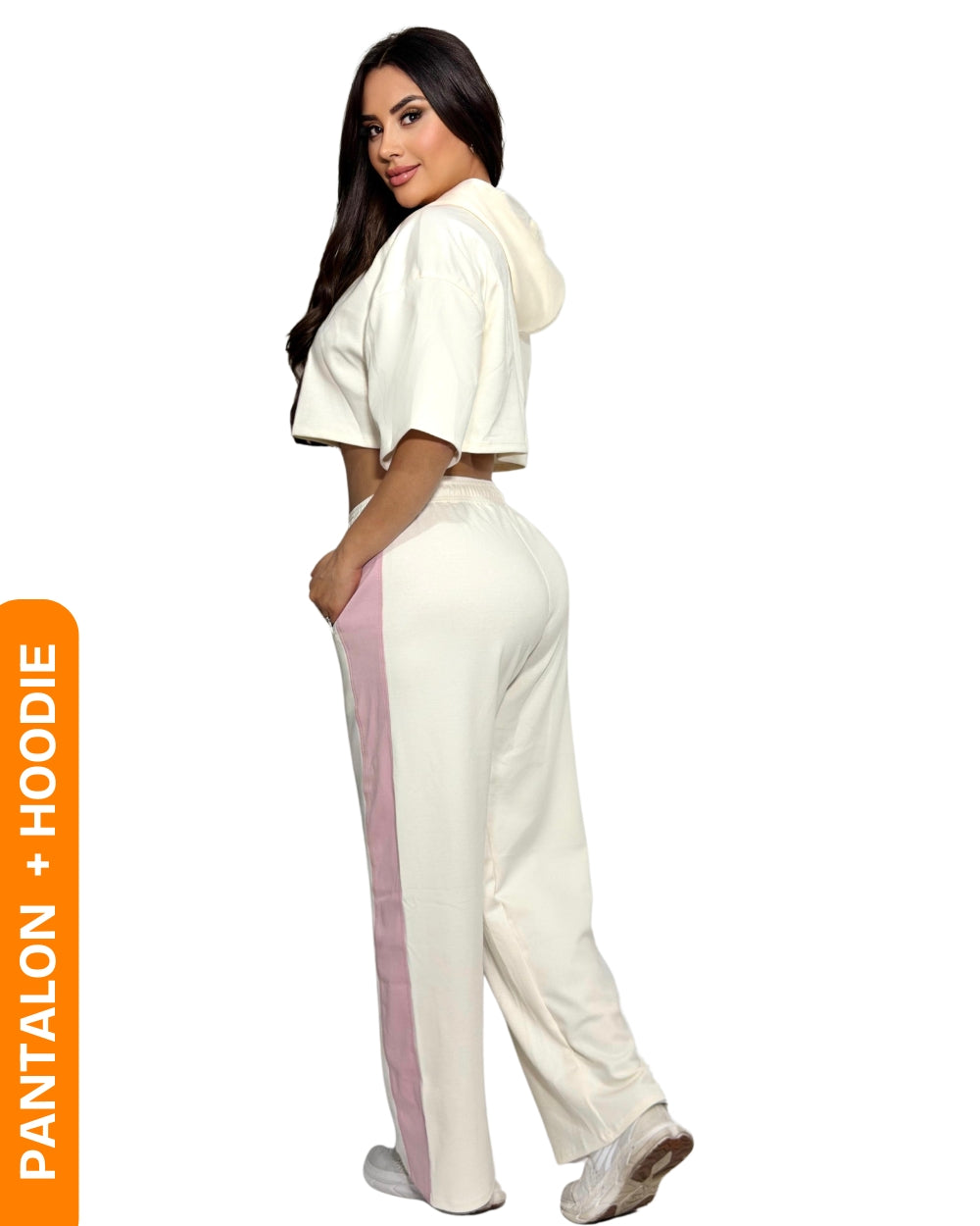 Conjunto urbano mujer hoodie crop y pantalón, vista lateral — At Fit Sport Colombia