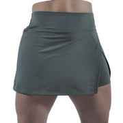 Falda short deportiva tenista cruzada Inca verde 2-en-1 At Fit Sport Colombia