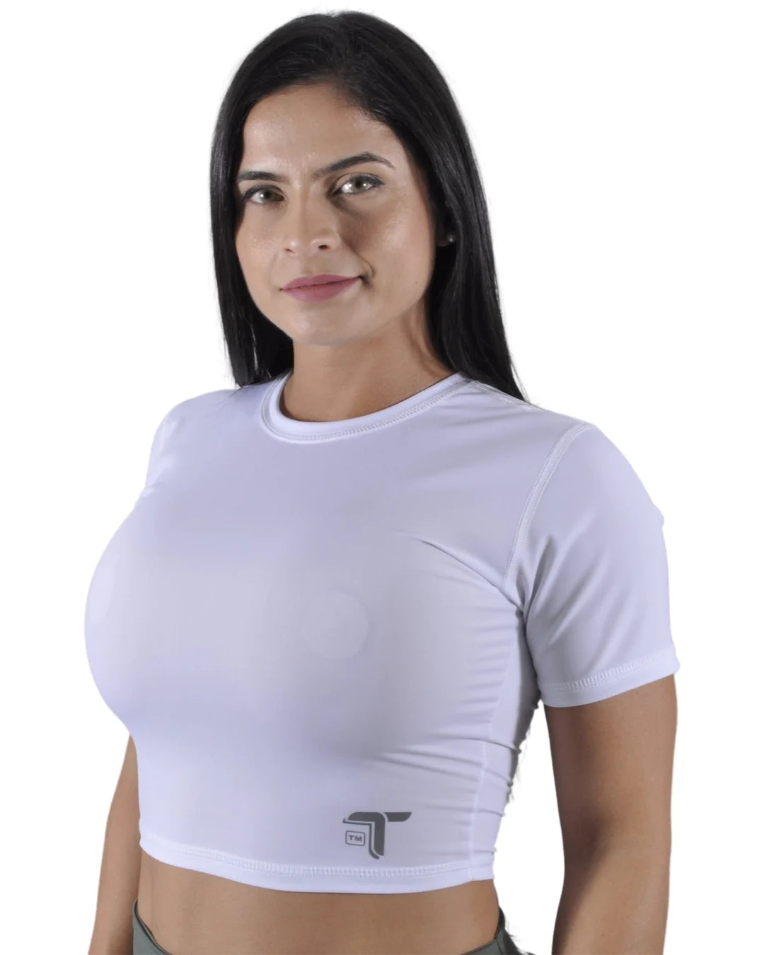 Crop Top Deportivo Mujer Madeira Manga Corta: blanco modelo frontal — At Fit Sport Colombia