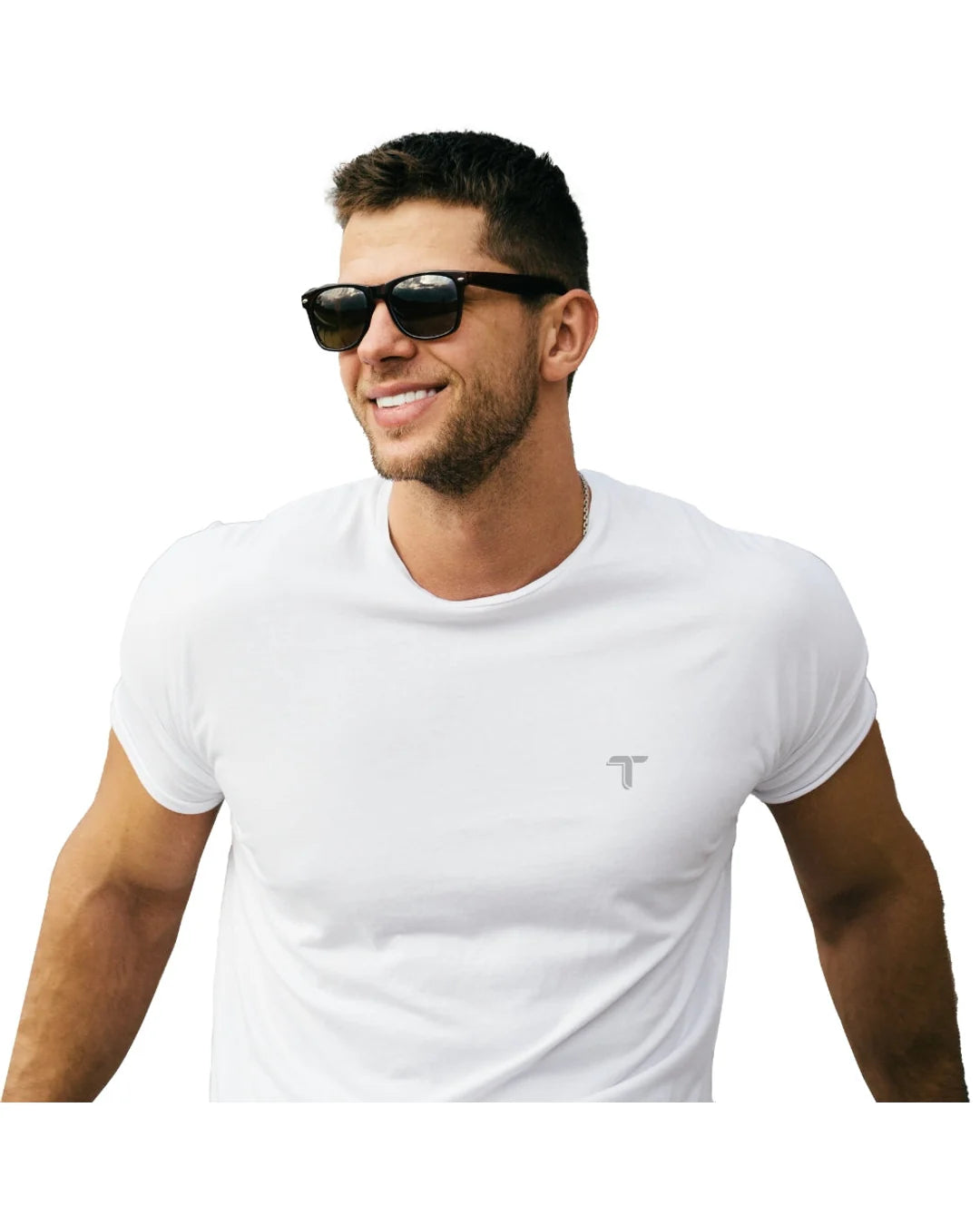 Camiseta Deportiva Hombre Manga Corta: blanco modelo frontal — At Fit Sport Colombia