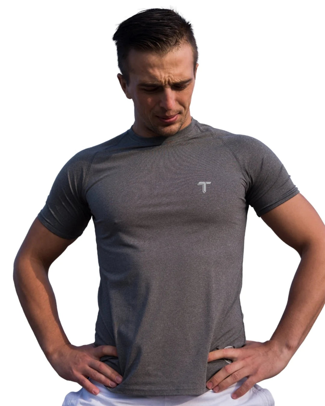 Camiseta Deportiva Hombre Manga Corta: gris modelo frontal — At Fit Sport Colombia