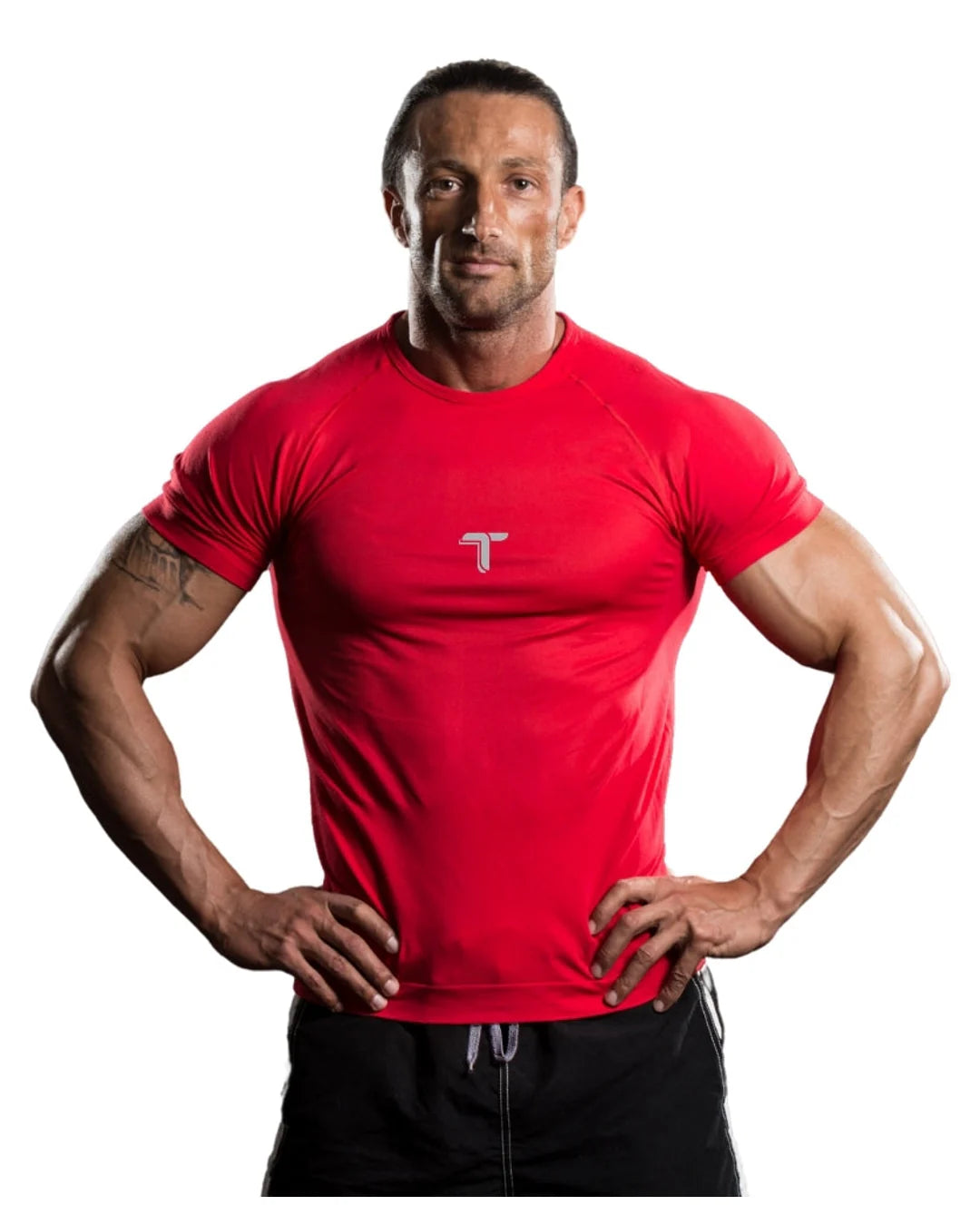 Camiseta Deportiva Hombre Manga Corta: rojo modelo frontal — At Fit Sport Colombia