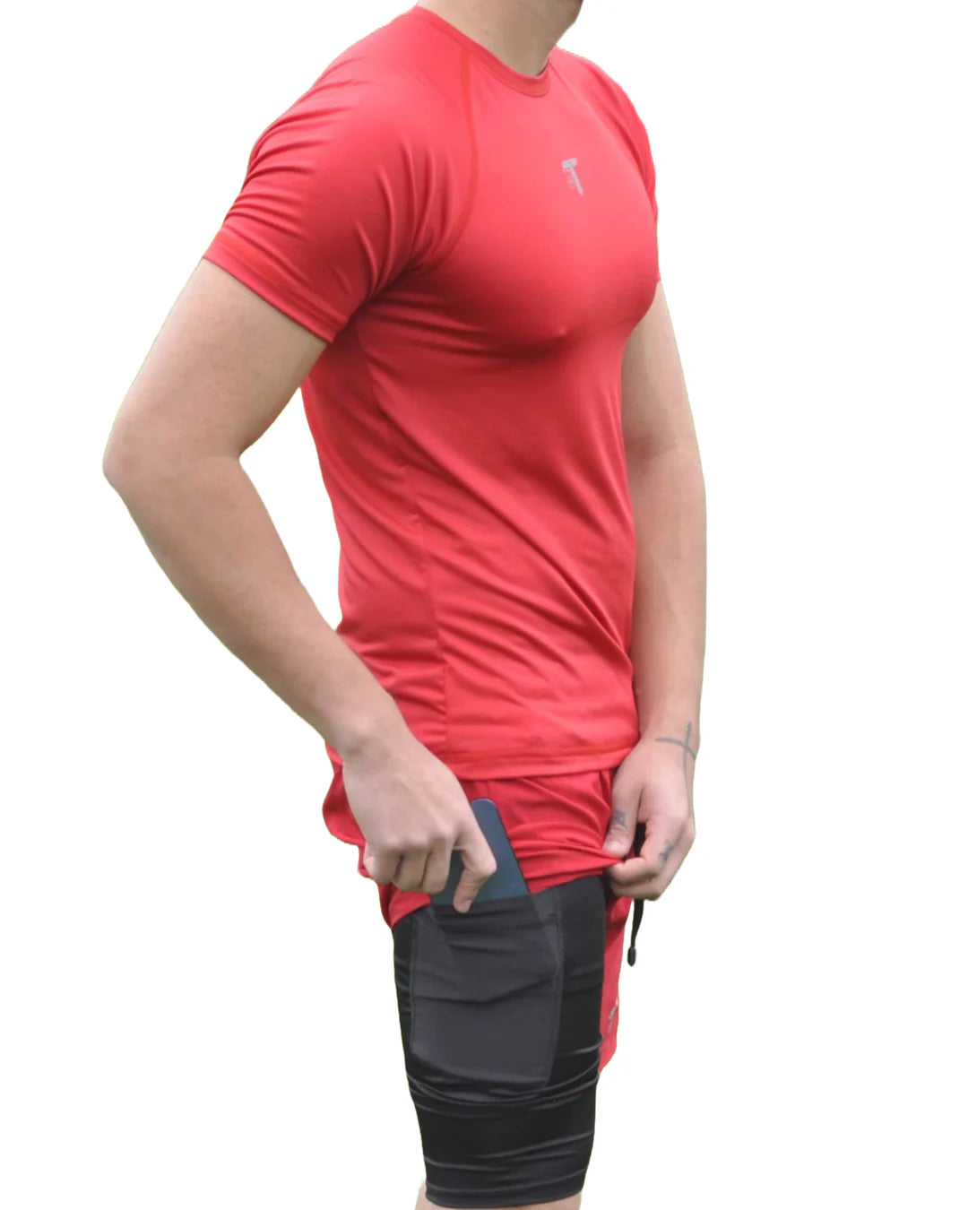 Camiseta Deportiva Hombre Manga Ranglan Transpirable: rojo look lateral — At Fit Sport Colombia