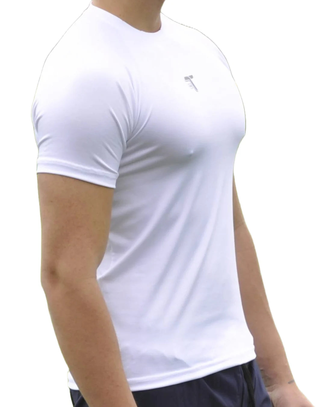 Camiseta Deportiva Hombre Manga Ranglan Transpirable: blanco lateral — At Fit Sport Colombia