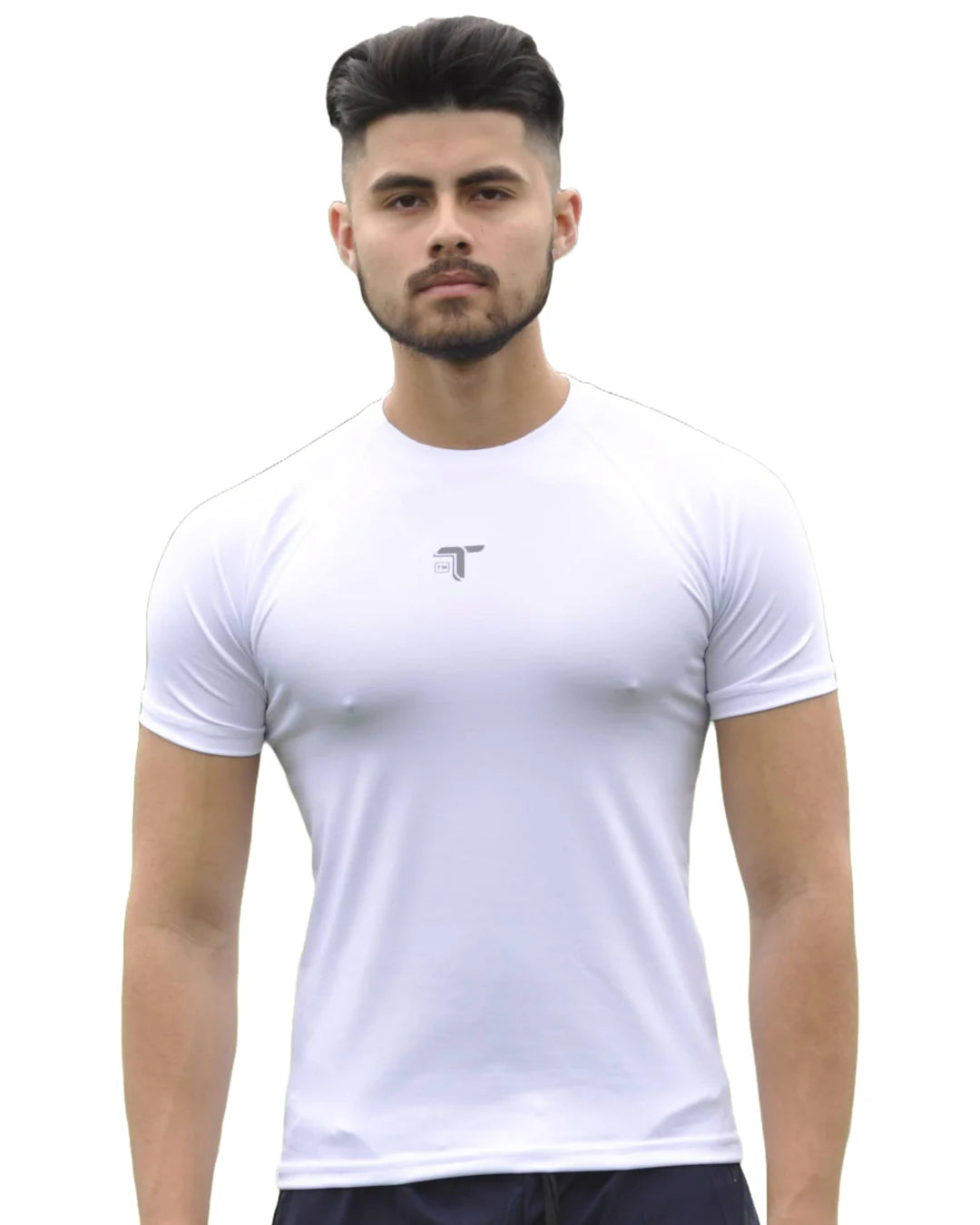 Camiseta Deportiva Hombre Manga Ranglan Transpirable: blanco modelo frontal — At Fit Sport Colombia