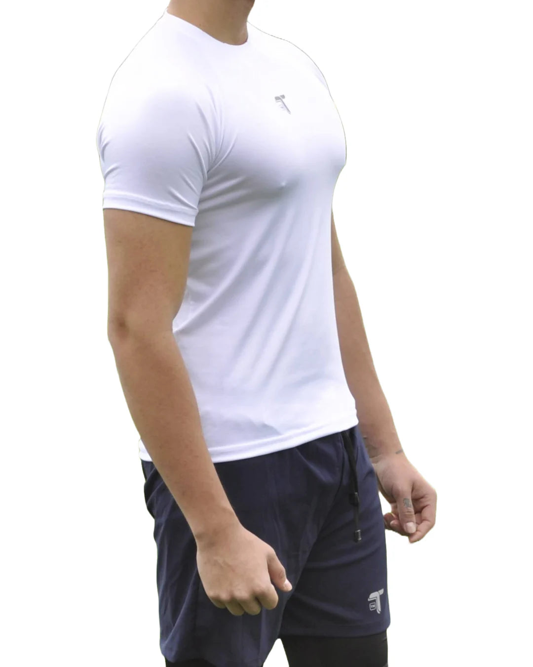Camiseta Deportiva Hombre Manga Ranglan Transpirable: blanco look lateral — At Fit Sport Colombia