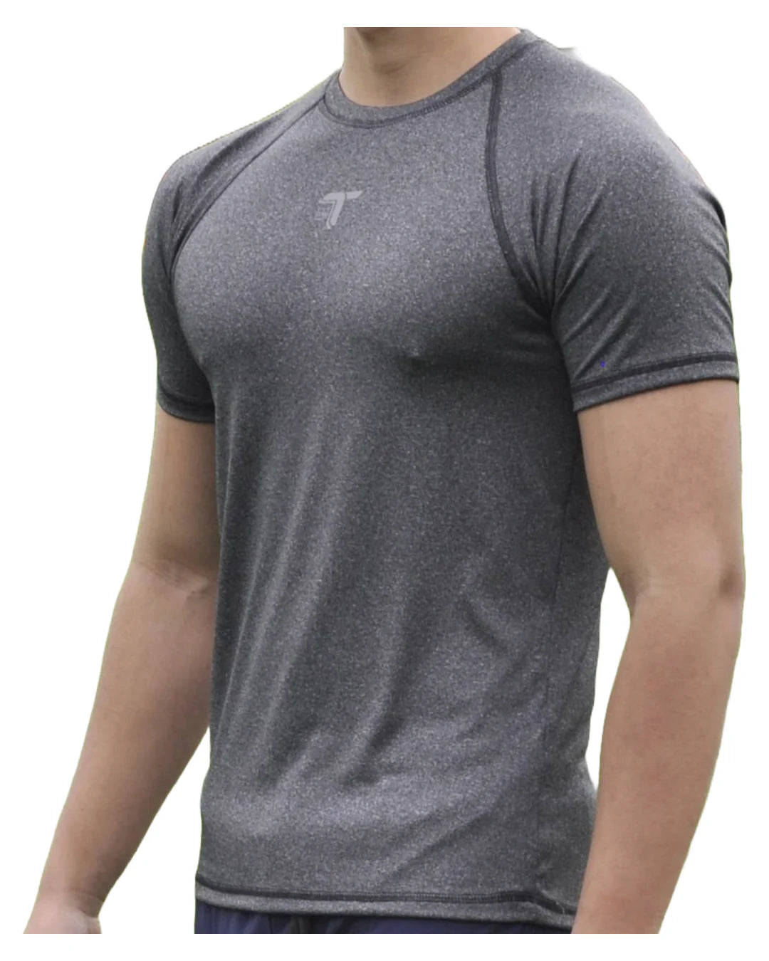 Camiseta Deportiva Hombre Manga Ranglan Transpirable: gris jaspe detalle — At Fit Sport Colombia
