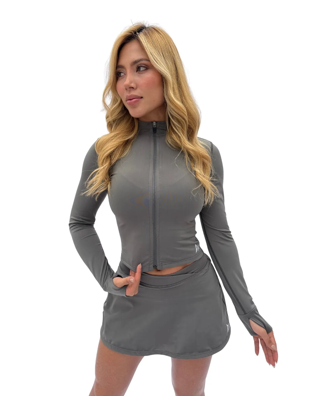 Chaqueta deportiva mujer Elipse gris con falda short a juego - At Fit Sport Colombia
