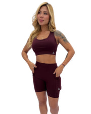 Conjunto deportivo mujer Sprint vinotinto con top y short con bolsillos - At Fit Sport Colombia