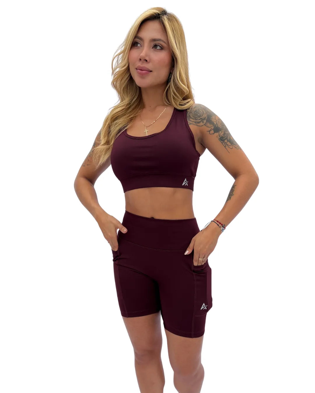 Conjunto deportivo mujer Sprint vinotinto con top y short con bolsillos - At Fit Sport Colombia
