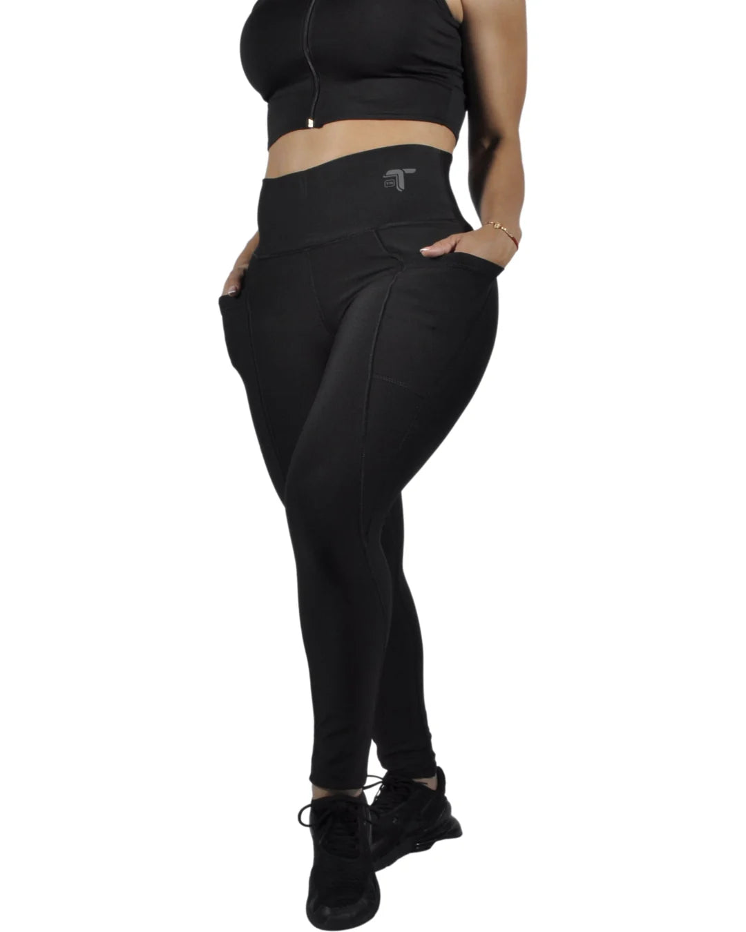 Leggings Deportivos Mujer Squat Proof con Bolsillos Laterales: negro modelo frontal — At Fit Sport Colombia