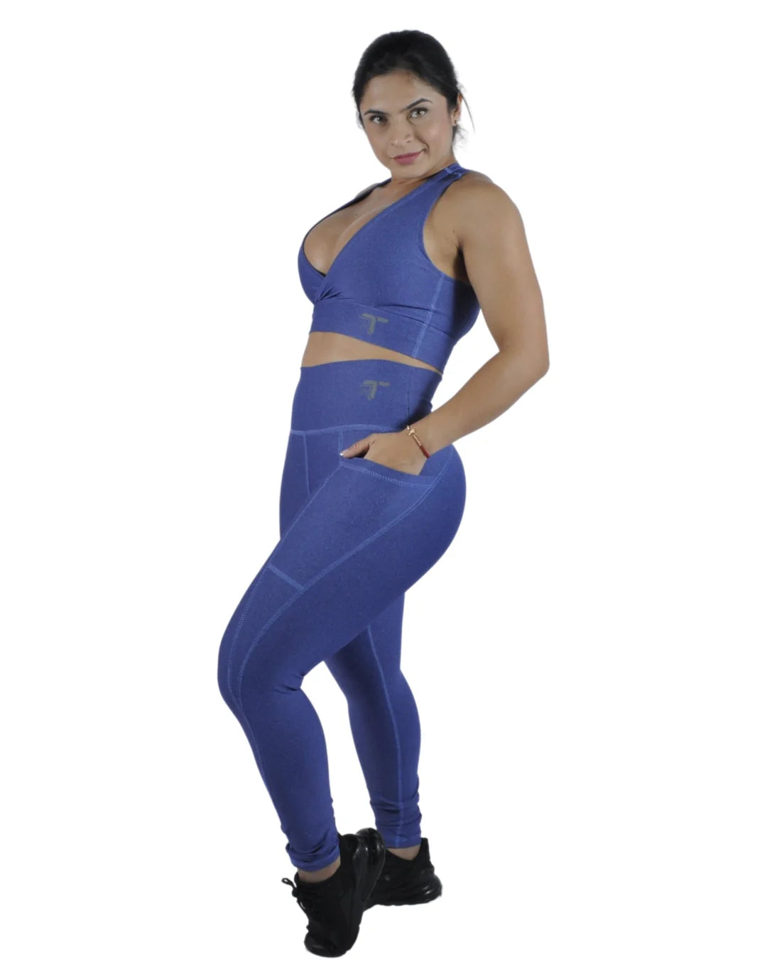 Leggings Deportivos Mujer Squat Proof con Bolsillos Laterales: azul rey modelo — At Fit Sport Colombia